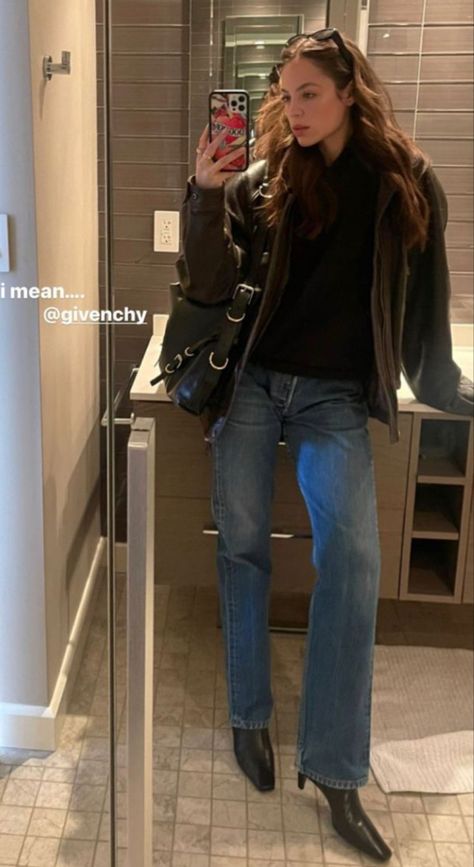 Claudia Sulewski Outfit, Jeans Boots Outfit, Claudia Sulewski, Models Off Duty Style, Boots Jeans, Outfit 90s, The Royals, Cold Outfits, Beauty Tricks