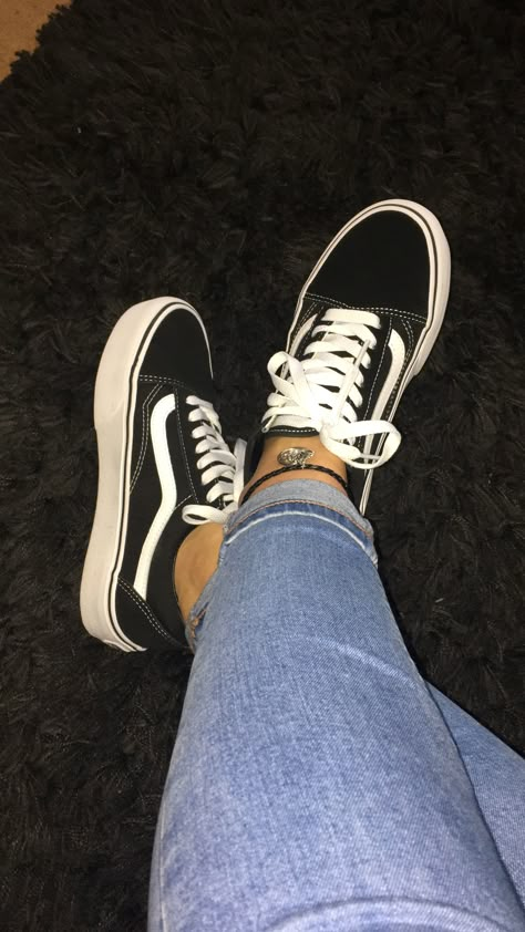 Aesthetic Vans, Estilo Vans, Vans Aesthetic, Chica Chola, Urban Sport, Sneakers Wallpaper, Vans Girl, Shoes Wallpaper, Shoes Quotes