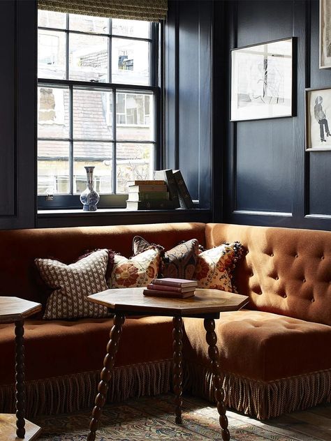 Soho House’s British Design Style Is the Cozy Look We All Need Right Now British Decor, Charcoal Walls, English Interior, British Interior, English Decor, All White Kitchen, Room Screen, Banquette Seating, Soho House