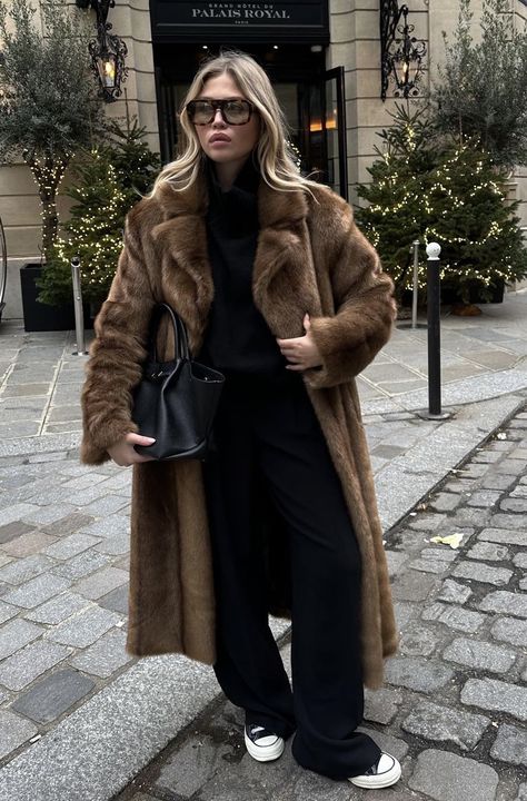 Long Fur Coat Outfit, Brown Fur Coat Outfit, Marine Diet, Long Coat Fashion, Fur Coat Outfits, Faux Fur Coats Outfit, Faux Fur Long Coat, Oversized Faux Fur Coat, Fur Long Coat