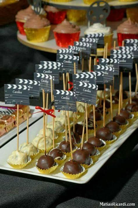 Oscars Theme Party, Deco Cinema, Hollywood Birthday Parties, Oscars Party Ideas, Cinema Party, Hollywood Birthday, Movie Night Birthday Party, Hollywood Party Theme, Movie Themed Party