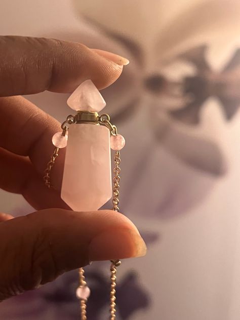 Gold Love Stone Crystal Pendant Necklace, Potion Bottle, Cremation Necklace, Essential Oil Necklace, Vial Necklace, Perfume Bottle Pendant Poisonous Flowers, Dr Jewelry, Perfume Necklace, House Project Ideas, Vial Necklace, Bottle Pendant, Pink Rose Quartz, Quartz Crystal Necklace, Bottle Necklace