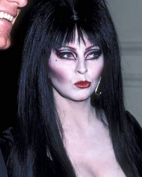 Elvira Fan Page в Instagram: «80s goddess💀💜 #ElviraMistressOfTheDark #Elvira #CassandraPeterson #QueenOfHalloween #EMOTD #SexyElvira #HorrorHostess #MovieMacabre #TBT» Elvira Makeup, Movie Presentation, Elvira Costume, Lydia Deets, Vampira Maila Nurmi, Elvira Dress, Maila Nurmi, Elvira Movies, Princess Of Darkness