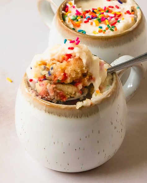 Vanilla mug cake is a light, moist and flavorful vanilla cake made in a mug. This vanilla microwave cake can be made in about 3 minutes using a handful of simple ingredients. Top this fluffy vanilla cake mug cake with frosting and sprinkles for the perfect single serve cake dessert. Mug Cake With Frosting, Vanilla Cake In A Mug, Vanilla Mug Cake Recipe, Mug Cake Easy, Funfetti Mug Cake, 3 Ingredient Mug Cake, Vanilla Mug Cake, Edible Sugar Cookie Dough, Cake With Frosting