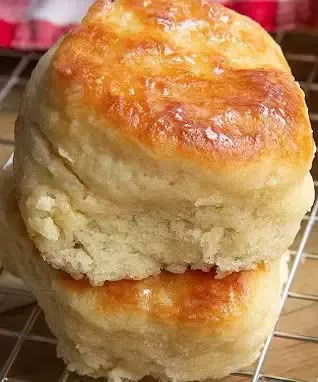 Homemade Angel Biscuits – Heavenly Fluffy Bites from Your Oven – Easy Instant Recipes Cake Biscuits Recipe, Yeast Biscuits Homemade, Angel Biscuit Recipe, Yeast Biscuits, Kfc Biscuits, Best Biscuit Recipe, Angel Biscuits, Easy Biscuit, Angel Cookies