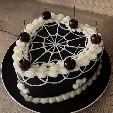 Cemetery Birthday Cake, Halloween Birthday Cakes Aesthetic, 19th Bday Cake Aesthetic, Spooky Bday Cake, Spooky Heart Cake, Heart Shaped Halloween Cake, Halloween Birthday Aesthetic, Halloween Birthday Party Aesthetic, Goth Heart Cake