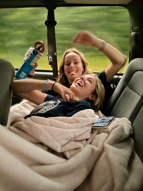 best friends, road trip, picture inspo, car ride Sister Road Trip, Florida Road Trip Aesthetic, Car Trip With Friends, Bus Trip Aesthetic Friends, Bestie Road Trip Aesthetic, Friends Roadtrip Aesthetic, Friends Road Trip Aesthetic, Friend Road Trip Aesthetic, Road Trip Bucket List