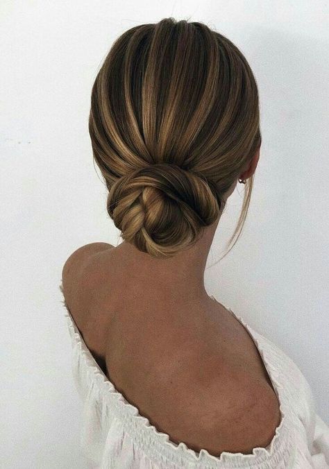 Bridal Hairstyle Updo, Updo Hairstyles Wedding, Chignon Simple, Hairstyle Simple, Hairstyle Updo, Hairstyles Theme, Simple Updo, Wall White, Simple Wedding Hairstyles