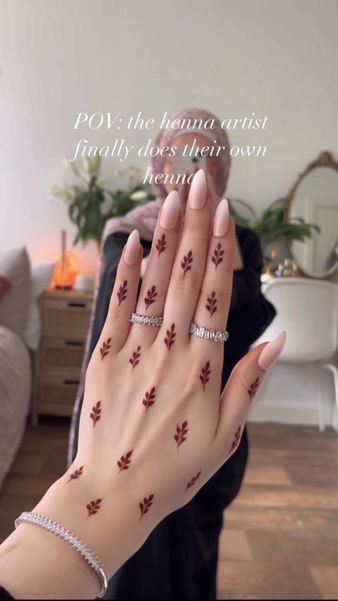 Simple Mehendi For Bride, Easy Mehendi Designs On Palm, Most Simple Mehndi Designs, Mehendi Designs For Hands Simple Aesthetic, Mehndi Designs Alia Bhatt, Chain Mehndi Designs Simple, Aesthetic Mehendi Minimal, Very Minimal Mehendi, Minilistic Mehndi Design