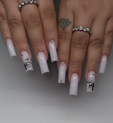 Nail Ideas With Cross Charms, Medium Square Acrylic Nails With Charms, White Nails With Cross Design, White Nails With Cross Charm, White Square Acrylic Nails With Design, White Cross Nails, White Square Nail Designs, Cross Nails Design, Cross Nails Acrylic