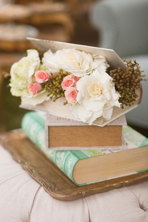 Book overflowing with flowers.   Photography by Kim Le Photography / kimlephotography.com Victorian Wedding Inspiration, Vintage Wedding Centerpieces, Literary Wedding, Arrangement Of Flowers, Tafel Decor, Book Flowers, Rustic Wedding Centerpieces, Decor Shabby Chic, Victorian Wedding