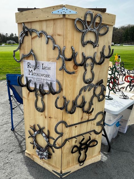 Metal Yard Decorations, Welding Art Horseshoes, Horseshoe Metal Art Welding Projects, Welded Horse Shoe Ideas, Horseshoe Metal Art, Things Made Out Of Horseshoes, Horseshoe Projects Welding, Welding Projects With Horseshoes, Welded Horseshoe Projects