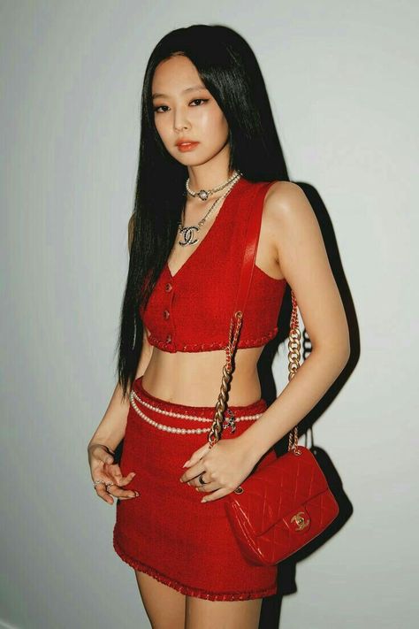 Blackpink Jennie at Paris Chanel Fashion Week 2021. Chanel Fashion Week, Red And Black Outfits, Jennie Chanel, Ruby Jane Kim, Jennie Ruby Jane, Jennie Kim Blackpink, Ruby Jane, 60 Fashion, Looks Black