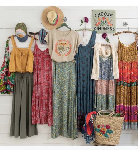 Boho Tshirt Outfits, Loose Boho Outfit, Hillbilly Hippie Style, Boho Hippy Outfits, Hippie Mom Outfits, Christian Hippie Fashion, Hippie Spring Outfits, Spring Boho Outfits, Boho Spring Outfits