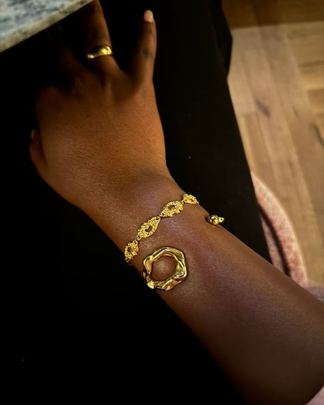 Black Girls With Gold Jewelry Aesthetic, Black Girls Gold Jewelry, Dark Gold Jewelry, Gold Jewelry On Black Skin Girl, Gold Jewelry Stack, Mahogany Aesthetic, African Gold Jewelry, Gold Jewelry Outfit, Jewellery Stack