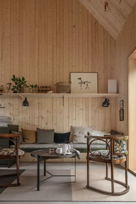 Finnish Cabin Interior, Norwegian Home Design, English Country Cabin, Sweden House Interior, Sweden Interior Design, Scandinavian Interior Cabin, Wood House Interior Design, Icelandic Interior, Cottage House Interior Design