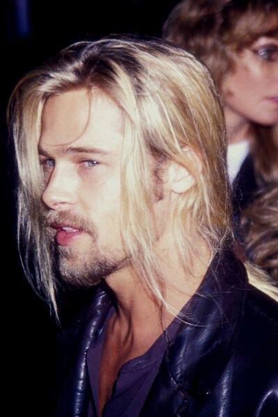 Brad Pitt with a long ponytail Brad Pitt Vampire, Brad Pitt Long Hair, Brad Pitt Hair, Man With Long Hair, 90s Boys, Kris Kristofferson, Men Hairstyles, Mel Gibson, Richard Gere