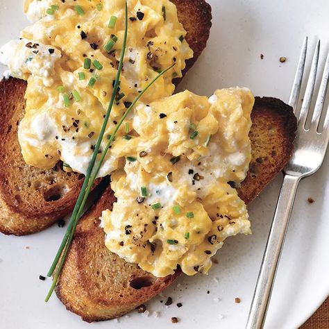 Soft Scrambled Eggs, Chives Recipe, Ricotta Cheese Recipes, Fresh Ricotta, Chicken Honey, Ricotta Recipes, Breakfast Low Carb, Eggs Breakfast, Cheese Burger