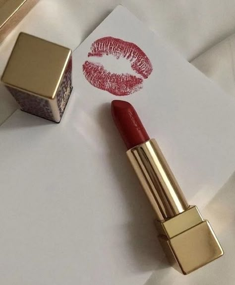 Rita Skeeter, Red Lipstick Shades, Lipstick Tutorial, Lipstick Stain, Beauty Products Photography, Gold Aesthetic, Mischief Managed, Money Aesthetic, Marauders Era