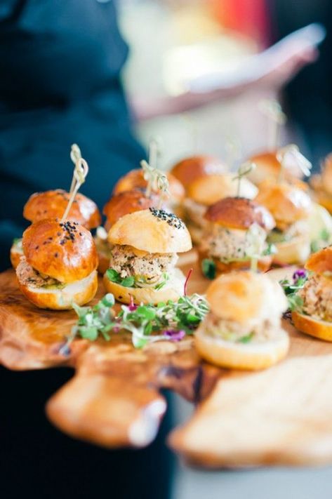 Poppyseed Buns, Wedding Canapes, Cocktail Hour Food, Mini Sliders, Mini Hamburgers, Party Bites, Mini Burger, Wedding Appetizers, Burger Sliders