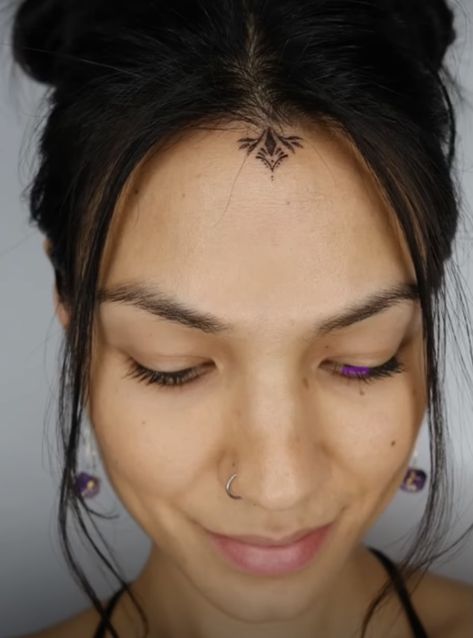 Dots Face Tattoo, Hairline Tattoo Women, Boho Face Tattoos, Face Tattoos For Women Forehead, Feminine Forehead Tattoo, Women Forehead Tattoo, Hairline Tattoo For Women Forehead, Tiny Throat Tattoo, Forehead Tattoos For Women