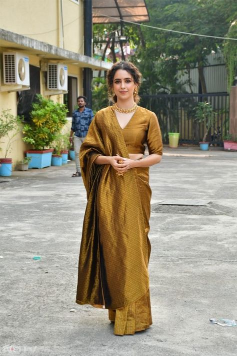 Vicky Kaushal, Sanya Malhotra And Fatima Sana Shaikh Were On Promotional Duty Different Saree Styles, Indian Wedding Saree Look, Sari Blouse Design, Sanya Malhotra Indian Outfits, Blouse For Golden Saree, Bollywood Style Traditional Wear With Tissue Silk, Golden Saree Look, Bollywood Style Tissue Silk Dupatta For Transitional Season, Transitional Bollywood Tissue Silk Traditional Wear