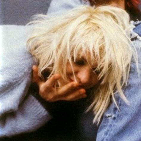 xitgo Kurt Cobain And Courtney Love, Courtney Love 90s, Courtney Love Hole, Kurt And Courtney, Love Lyrics, Grunge Band, Best Song Ever, Riot Grrrl, 90s Hairstyles