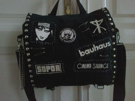 Fun way to make your backpack more you Alternative Backpack, Emo Bag, Goth Bags, Emo Backpack, Diy Punk Backpack, Alt Backpack Diy, Goth Backpack Diy, Punk Backpack, Goth Bag