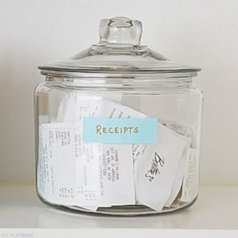 Need some ideas on how to keep your receipts organized and accounted for? Here are 6 easy and affordable ideas on how to do just that! Small Office Organization, Desk Organization Tips, Paper Clutter Organization, Receipt Organization, Office Organization At Work, Diy Playbook, Organizing Paperwork, Paper Clutter, Clutter Organization