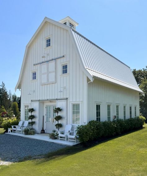 White Barndominium, Horse Barn Plans, Barn House Design, Barn Pictures, Hudson Homes, Villa Rosa, Black Barn, Barn Plans, Barn Ideas