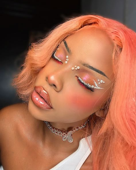 Babenexttdoor makeup Pink And Pearls Makeup, Rhinestone And Pearl Makeup, Makeup With Pearls Make Up, Graphic Liner With Gems, Makeup Ideas With Pearls, Pearl Aesthetic Fashion, Pearl Eye Look, Eye Makeup With Pearls, Pink Editorial Makeup