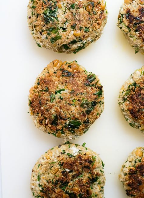 Healthy and light cauliflower falafel burgers. Cauliflower Falafel, Cauliflower Quinoa, Burgers Healthy, Falafel Burgers, Quinoa Burgers, Vegan Cauliflower, Quit Sugar, Vegan Burgers, Veggie Burgers