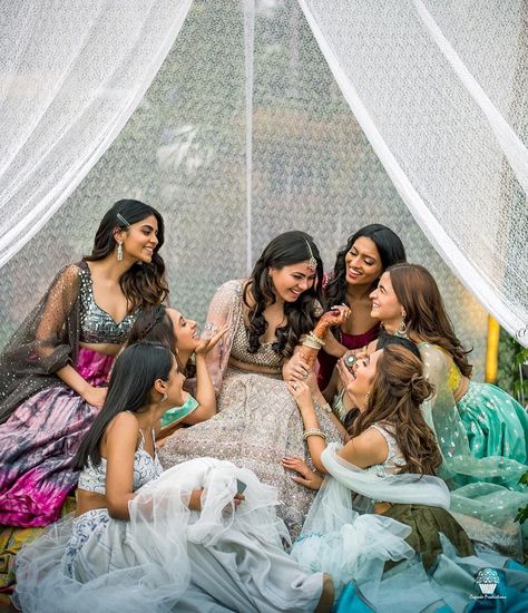 Mehendi Photography Bridal, Mehendi Photoshoot, Mehendi Photography, Bridesmaid Poses, Bridesmaid Photoshoot, Indian Wedding Poses, Bride Photos Poses, Bridal Squad, Bridal Photography Poses