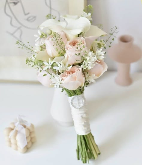 Small Bridal Bouquets Pink, Small Wedding Boquetes Of Flowers, Simple Hand Bouquet Wedding, Simple Boquetes Of Flowers Bridal, Minimalist Wedding Bouquet Simple, Simple Elopement Bouquet, Light Pink Bridesmaid Bouquet, Small Bridal Bouquet Spring, Korean Bridal Bouquet