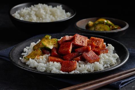 Spicy Cucumbers, Korean Barbeque, Spam Recipes, Hormel Recipes, Garlic And Ginger, Cooked Rice, Toasted Sesame Seeds, Korean Bbq, Green Onion