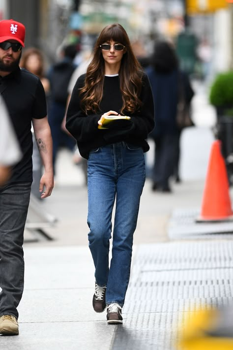 Dakota Johnson Sneakers, Dakota Johnson Am I Ok, Dakota Johnson Winter, Hourglass Styling, Dakota Fanning Street Style, Casual Celebrity Outfits, Germany Fits, Nike Cortez Outfit, Celebrity Street Style Casual