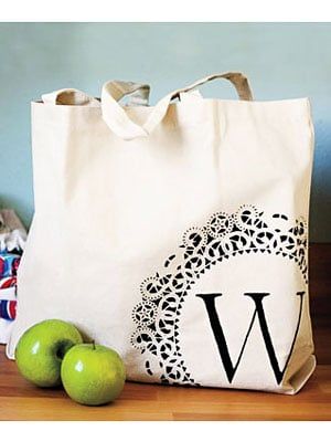 Monogrammed Tote Christmas Gifts Diy Homemade, Diy Bridesmaid Gifts, Bridesmaid Diy, Diy Monogram, Ideas Hogar, Cadeau Diy, Monogram Tote, Women Diy, Stencil Diy