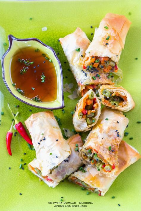 Healthy Spring Rolls, Veggie Spring Rolls, Cooking Chinese Food, Chicken Spring Rolls, Traveling In Italy, Vegetable Spring Rolls, Spring Roll Recipe, Appetizer Dishes, Baked Vegetables