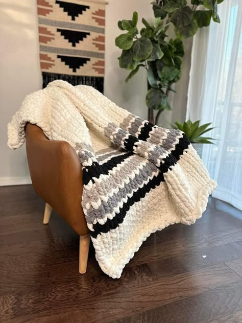 Chunky Knit Blanket Multi Color, Black And White Chunky Knit Blanket, Black And White Crochet Blanket, Jumbo Knit Blanket, Chunky Blanket Diy, Chunky Blanket Pattern, Diy Finger Knitting, Chunky Knit Blanket Pattern, Puffy Blanket