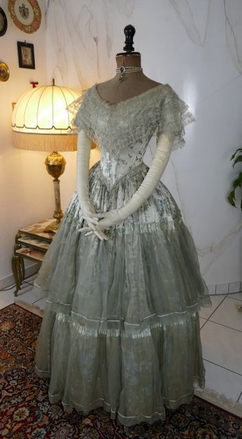 1800s Dresses Victorian, 1800s Ball Gown, 1800 Dresses, 1800s Dresses, Victorian Ball Gowns, Victorian Era Dresses, Victorian Gown, Vintage Ball Gowns, Ballroom Gowns