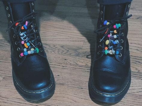 Kandi Shoe Laces, Beaded Doc Martens, Diy Doc Martens Charms, Doc Martens Beads, Doc Marten Charms, Boot Charms Docs, Soda Tabs, Accessory Ideas, Safety Pins