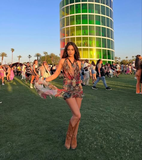 Coachella Hat Outfit, Festival Hat Outfit, Tommorowland Outfit Ideas, Coachella Inspo Festival Outfits, Coachella Black Outfit, Coachella Picture Ideas, Coachella Outfit Boho Bohemian, Coachella Photoshoot, Coachella Outfit Aesthetic