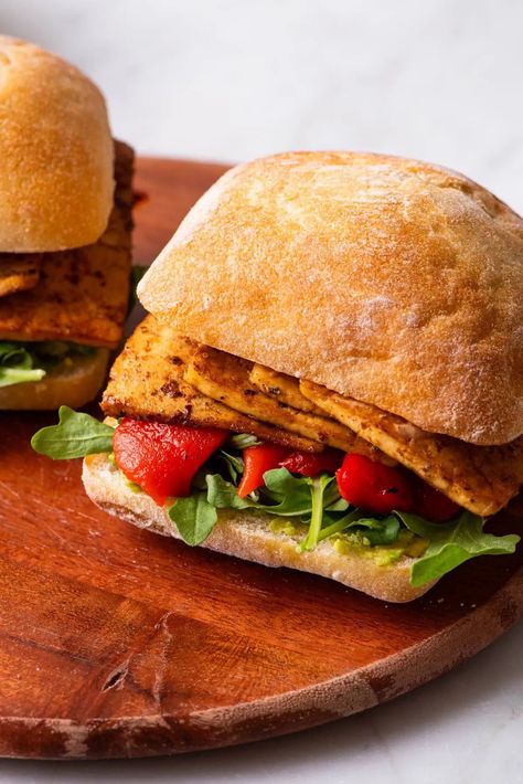 Veggie Tofu Sandwich with Chipotle Mayo - The New Baguette Crispy Tofu Sandwich, Tofu Sandwich Recipes, Tofu Kale, Kale Rice, Tofu Ideas, Vegan Cajun, Vegetarian Sandwich Recipes, Tofu Sandwich, Chipotle Mayo