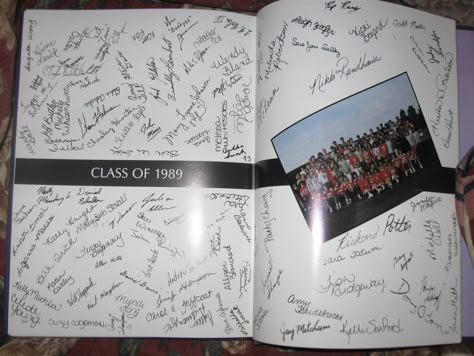 autograph page idea Yearbook Signing Ideas, Yearbook Memes, Book Signatures, Highschool Yearbook Ideas, Elementary Yearbook Ideas, Creative Yearbook Ideas, Yearbook Design Layout, Signing Ideas, Year Book Ideas