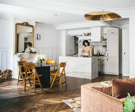 A pastry chef's impeccable Parisian apartment Parisian Apartment Kitchen, Paris Apartment Kitchen, Contemporary Beach House, Herringbone Wood Floor, French Apartment, Diy Dining Table, Home Decor White, U Shaped Kitchen, Decor Studio