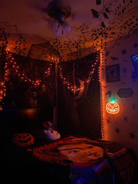 Halloween Aesthetic Rooms, Fall Livingroom Ideas, Halloween Dorm Room Decor, Spooky Halloween Bedroom Ideas, Halloween Bedroom Inspiration, Halloween Aesthetic Room Ideas, Spooky Season Room Decor, Small Room Halloween Decor, Room Ideas Aesthetic Halloween