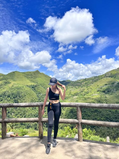 Treking Photo Poses, Hiking Date Outfit Summer, Hiking Date Outfit, Walking Outfit Outdoor, Outfit Trekking, Hiking Picture Ideas, Hiking Date, Hiking Poses, Hiking Outfits Summer