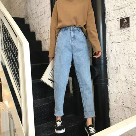 Kfashion Blog - Korean Fashion - Seasonal fashion Highwaist Jean Outfits, Sweatshirts And Jeans, Highwaist Jean, Vintage Fashion Aesthetic, Rok Outfit, Outfit Essentials, Beige Jeans, Mom Jeans Outfit, Modeling Poses