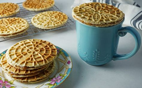 Stroop Waffles, Stroopwafel Recipe, Dutch Waffles, Pizzelle Cookies, Pizzelle Recipe, Breakfast Cookie, Waffle Iron Recipes, Lace Cookies, Dutch Food