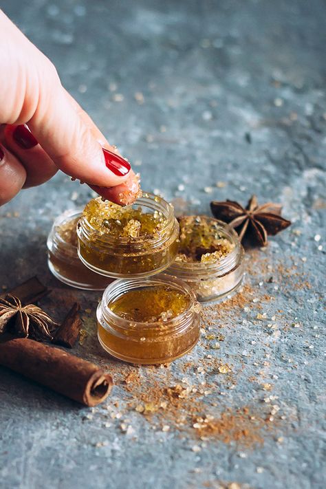 3 Fall Lip Scrubs You Can Make Right Now | http://helloglow.co/fall-lip-scrubs/ Peppermint Body Scrub, Homemade Lip Scrub, Lip Scrub Recipe, Fall Lips, Moisturizer For Face, Exfoliating Lip Scrub, Lip Scrub Homemade, Lip Scrub Diy, Scrub Diy